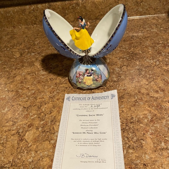 Disney, Ardleigh-Elliot “Charming Snow White “ A5098 Musical Egg Collection - Picture 5 of 12